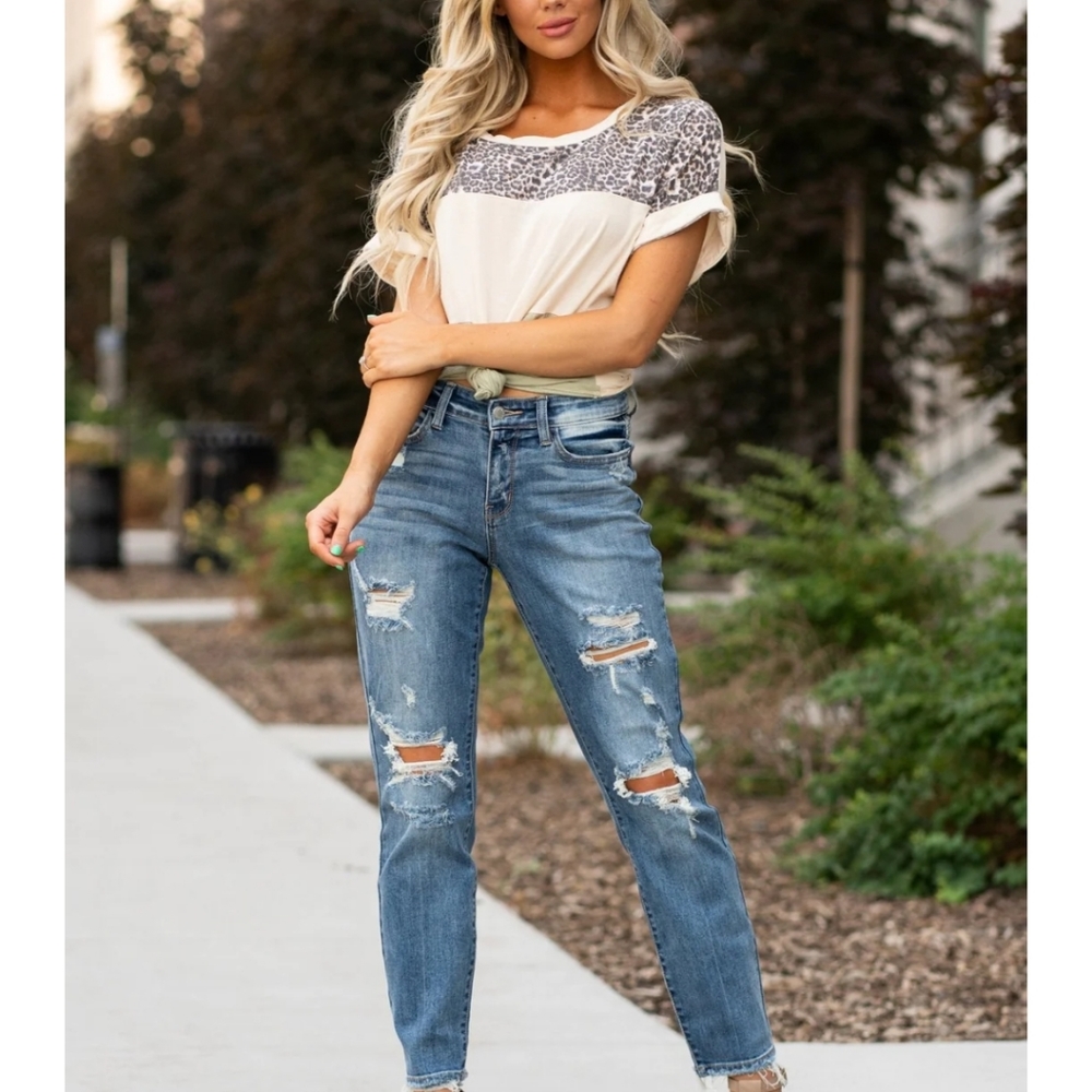 Judy Blue Mid Rise Boyfriend Distressed Jeans 82217 - Picture 2 of 8